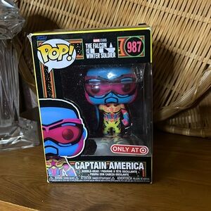 😄Captain America POP NIB #987 bobble head